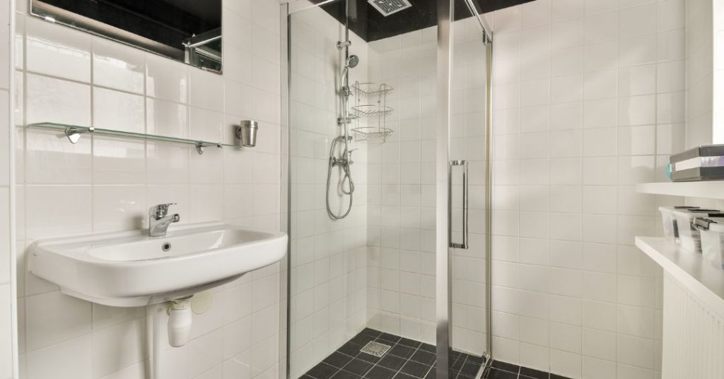 Como Limpar Box de Vidro no Banheiro em Uberaba: 4 Passos e Dicas Box de vidro em Uberaba